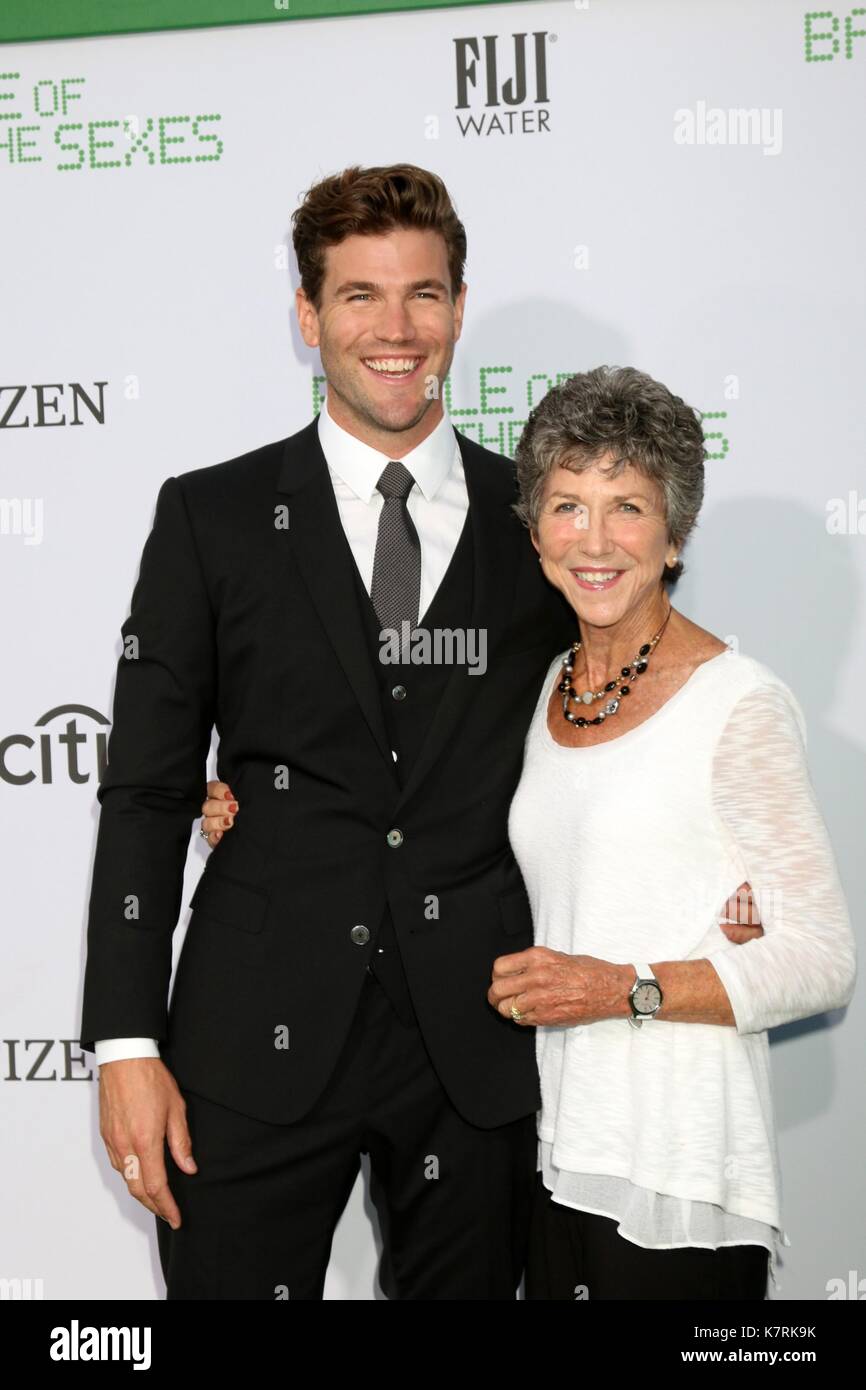 Los Angeles, CA, USA. 16th Sep, 2017. Austin Stowell, Elizabeth Stowell at arrivals for BATTLE OF THE SEXES Premiere, The Regency Village Theatre, Los Angeles, CA September 16, 2017. Credit: Priscilla Grant/Everett Collection/Alamy Live News Stock Photo
