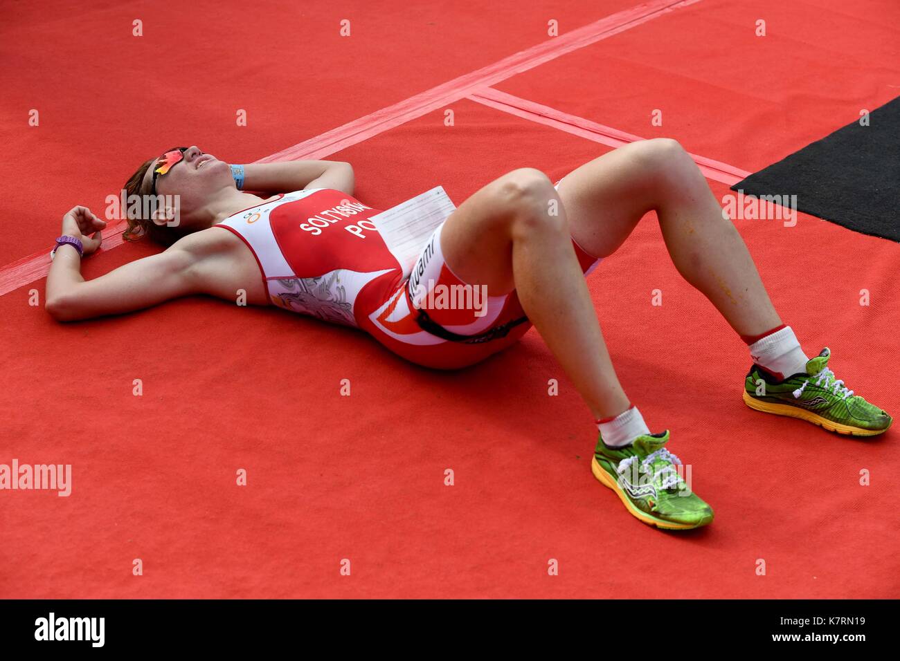 Ironman 70.3, competitor collapses exhausted at the finish line, Credit ...