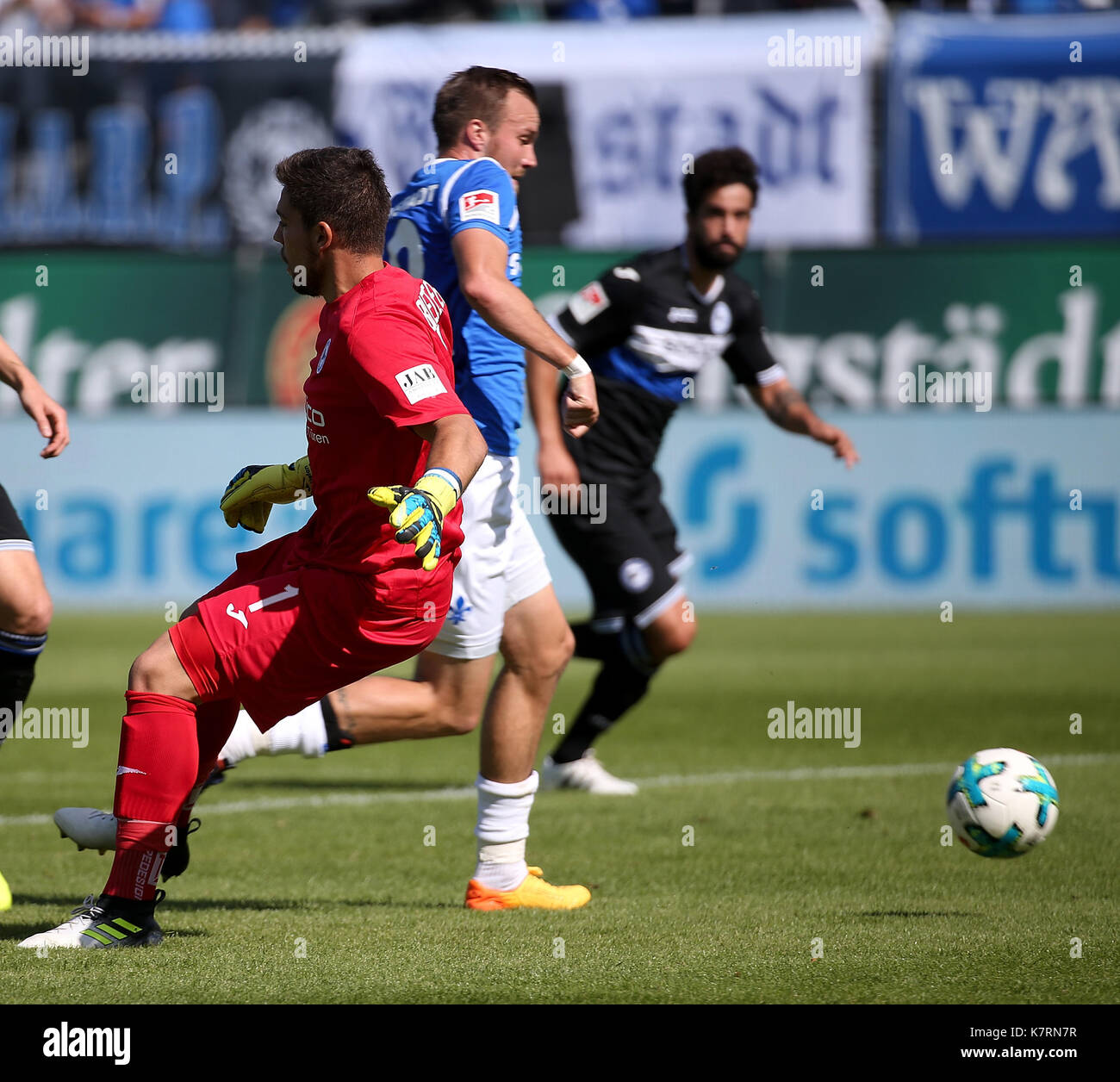 Darmstadt's Kevin Großkreutz (L) scores the 1-1 goal against Bielefesld's goalkeeper Stefan Ortega (R) during the German Second Bundesliga soccer match between Darmstadt 98 and Arminia Bielefeld in the Jonathan-Heimes-Stadion am Boellenfalltor in Darmstadt, Germany, 17 September 2017.    (EMBARGO CONDITIONS - ATTENTION: Due to the accreditation guidelines, the DFL only permits the publication and utilisation of up to 15 pictures per match on the internet and in online media during the match.) Photo: Hasan Bratic/dpa Stock Photo