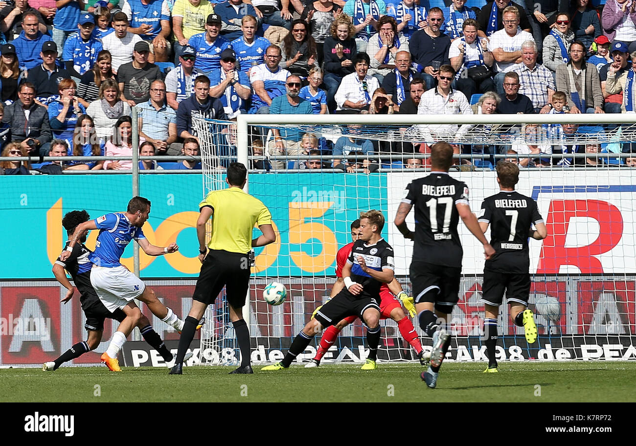 Darmstadt's Kevin Großkreutz scores the 3-2 goal during the German Second Bundesliga soccer match between Darmstadt 98 and Arminia Bielefeld in the Jonathan-Heimes-Stadion am Boellenfalltor in Darmstadt, Germany, 17 September 2017. Christoph Hemlein (Bielefeld), Patrick Weihrauch (Bielefeld), goalkeeper Stefan Ortega (Bielefeld), Brian Behrendt (Bielefeld). (EMBARGO CONDITIONS - ATTENTION: Due to the accreditation guidelines, the DFL only permits the publication and utilisation of up to 15 pictures per match on the internet and in online media during the match.) Photo: Hasan Bratic/dpa Stock Photo