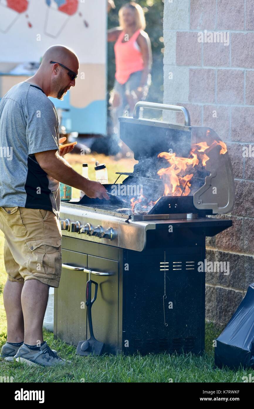 zwavel Banzai regeling Man using BBQ to grill for barbecue food at concession stands Stock Photo -  Alamy