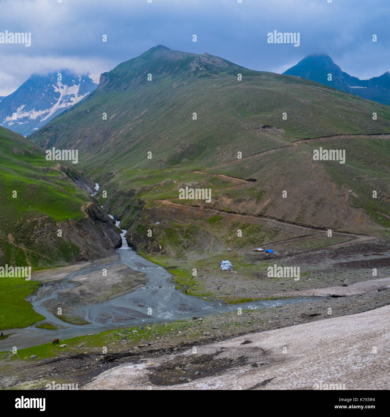 Himalayan river valley hi-res stock photography and images - Alamy