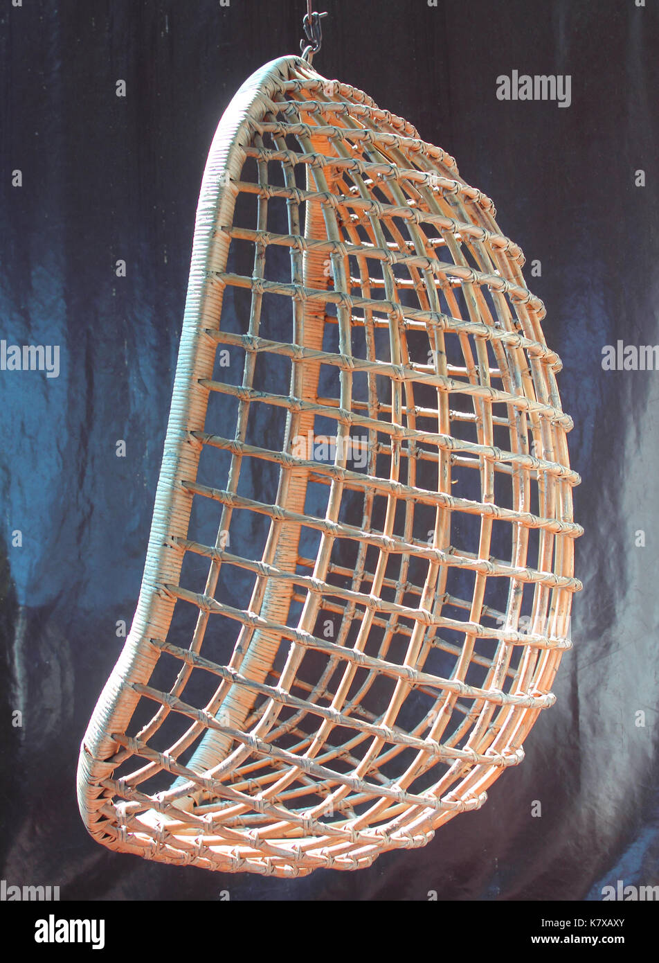 Rattan-Hängesessel seitlich; Rattan basket chair viewed from the side Stock Photo