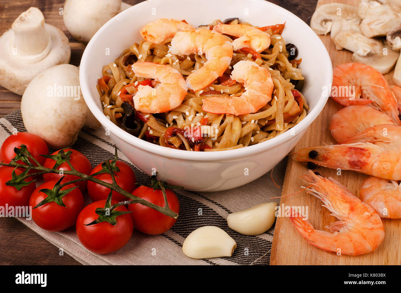 Chinese noodles shrimp hires stock photography and images Alamy