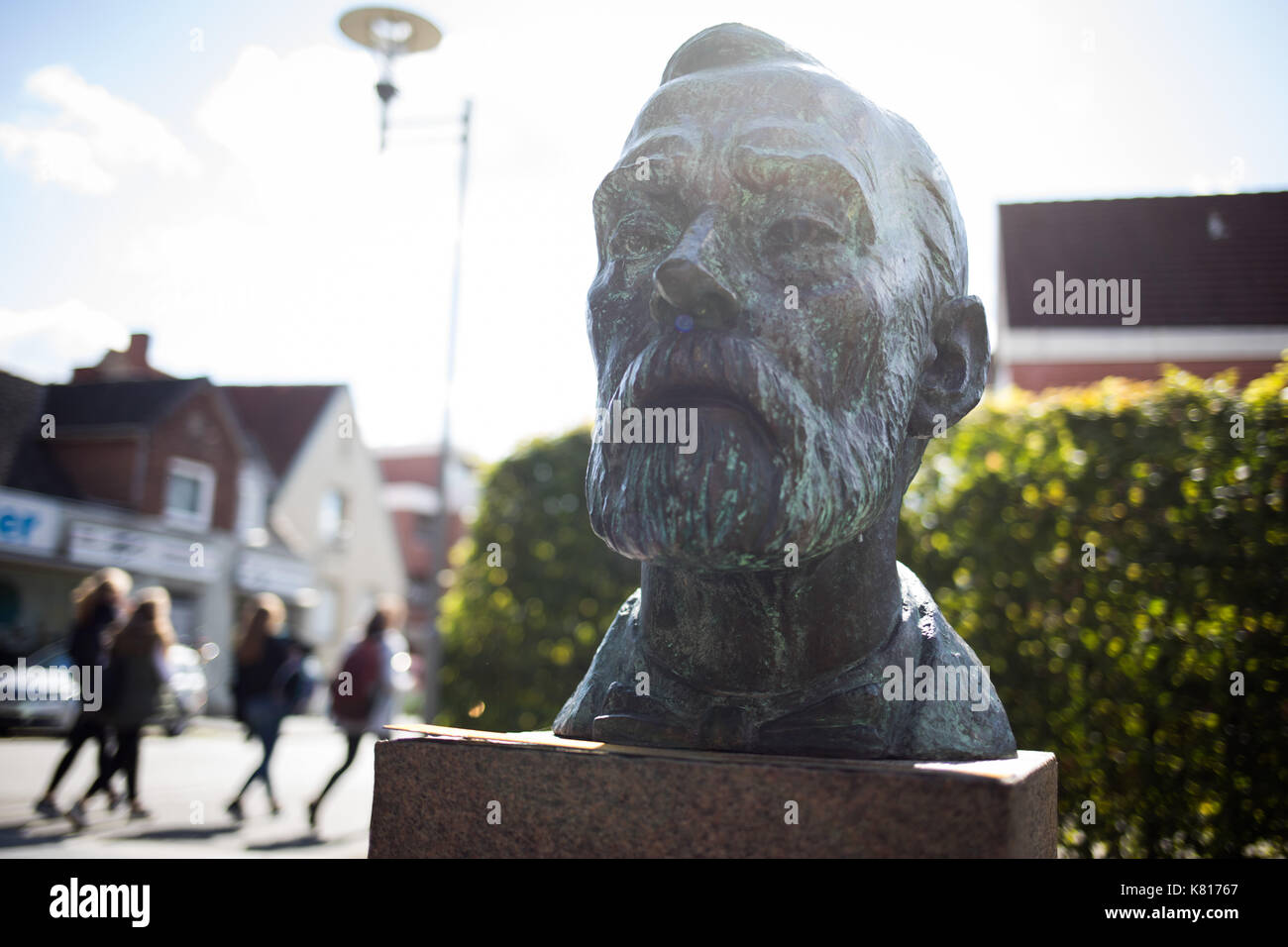Geesthacht, Germany. 15th Sep, 2017. A bust of Swedish chemist Alfred Nobel (1833-1896) in a square in the centre of Geesthacht, Germany, 15 September 2017. In 1865, Nobel built a nitroglycerin factory in Geesthacht near Hamburg and shortly afterward created his most famous invention: dynamite. Photo: Christian Charisius/dpa/Alamy Live News Stock Photo