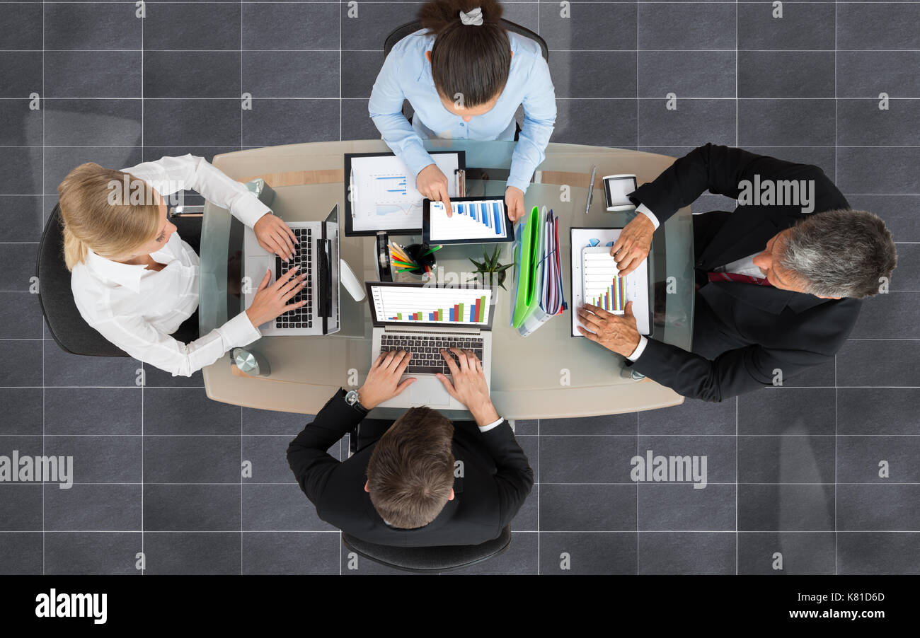 Electronic devices in use hi-res stock photography and images - Alamy