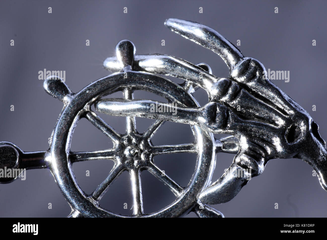 steuerrad eines bootes aus metall als schmuck, steering wheel of a