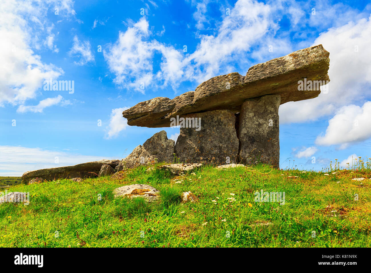 Poulnabrone-Dolmen, Poll na Brón, Portal-Dolmen from the New Stone Age, Megalithic facility in Burren National Park Stock Photo