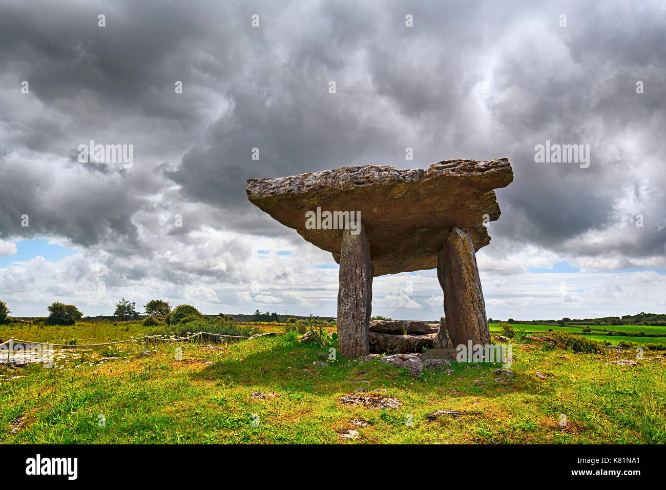 Poulnabrone-Dolmen, Poll na Brón, Portal-Dolmen from the New Stone Age, Megalithic facility in Burren National Park Stock Photo