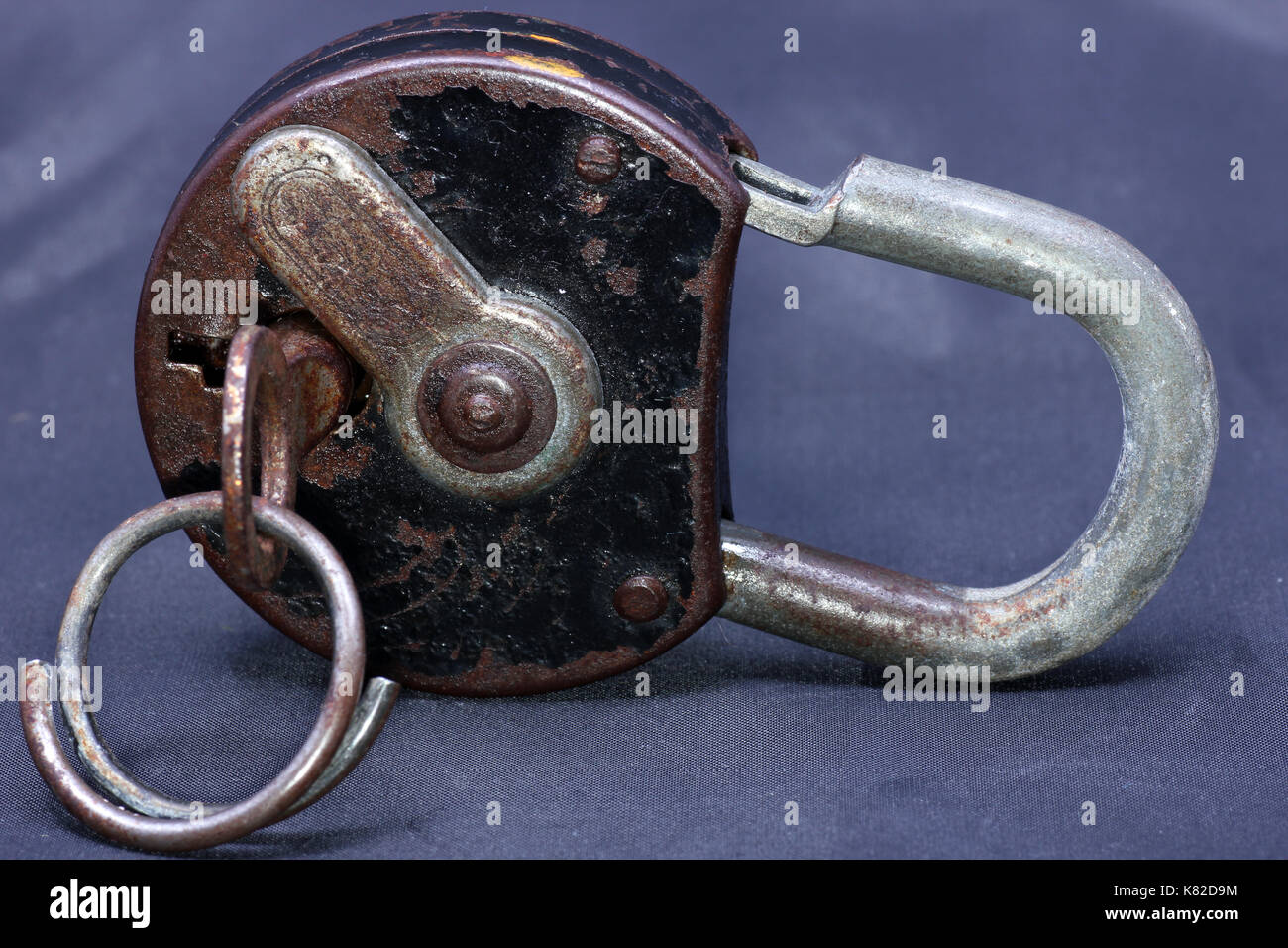 altes verostetes oder neues schloss mit schlüßel, rusty old or new lock and  key Stock Photo - Alamy