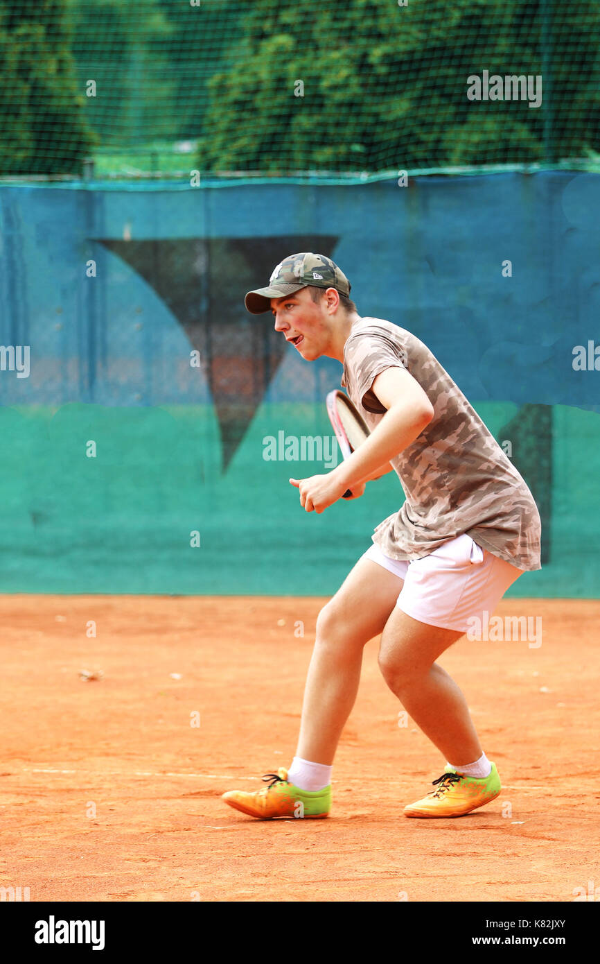 Young boy playing tennis hires stock photography and images Alamy