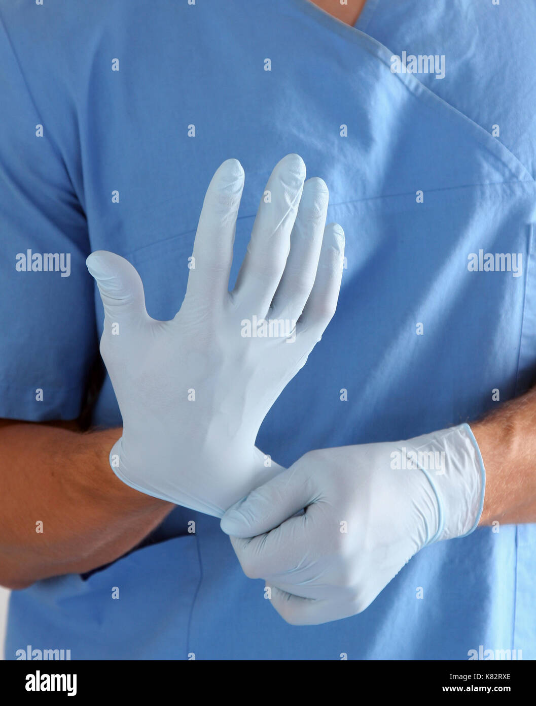 Соблюдение правил асептики и антисептики. Надежные руки хирург. В надежных руках логотип. Хирург обрабатывает руки. Гигиена медицина.