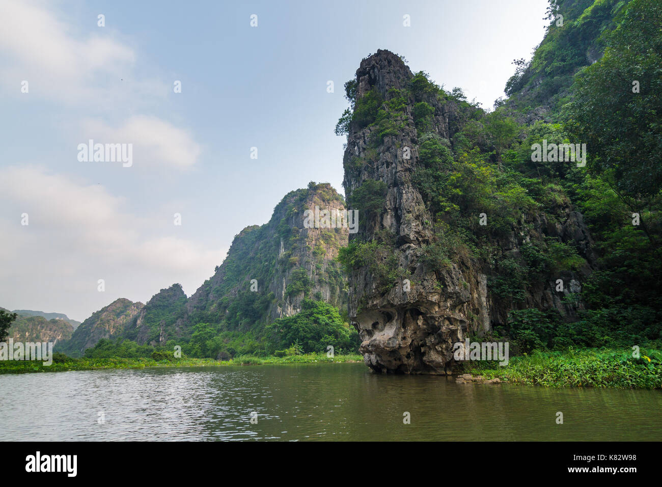 Mountains along the Ngo Dong River, near Tam Coc village, at the Trang An UNESCO World Heritage site in Ninh Binh, Vietnam. Stock Photo