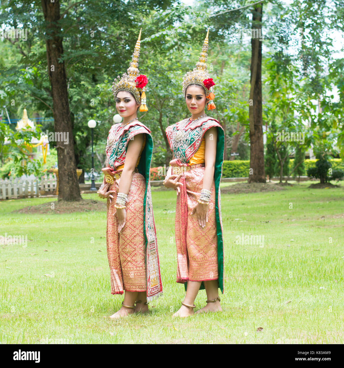 Thai traditional dress. Actors performs Thai ancient dancing Art of ... Traditional Thai Dancing
