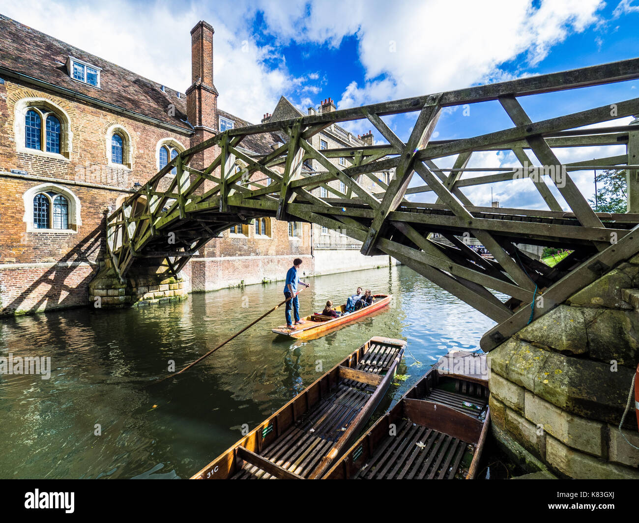 Cambridge Tourism - Mathematical Bridge - Queens College. Tourists punt under the Mathematical Bridge in Queens College, part of Cambridge University Stock Photo