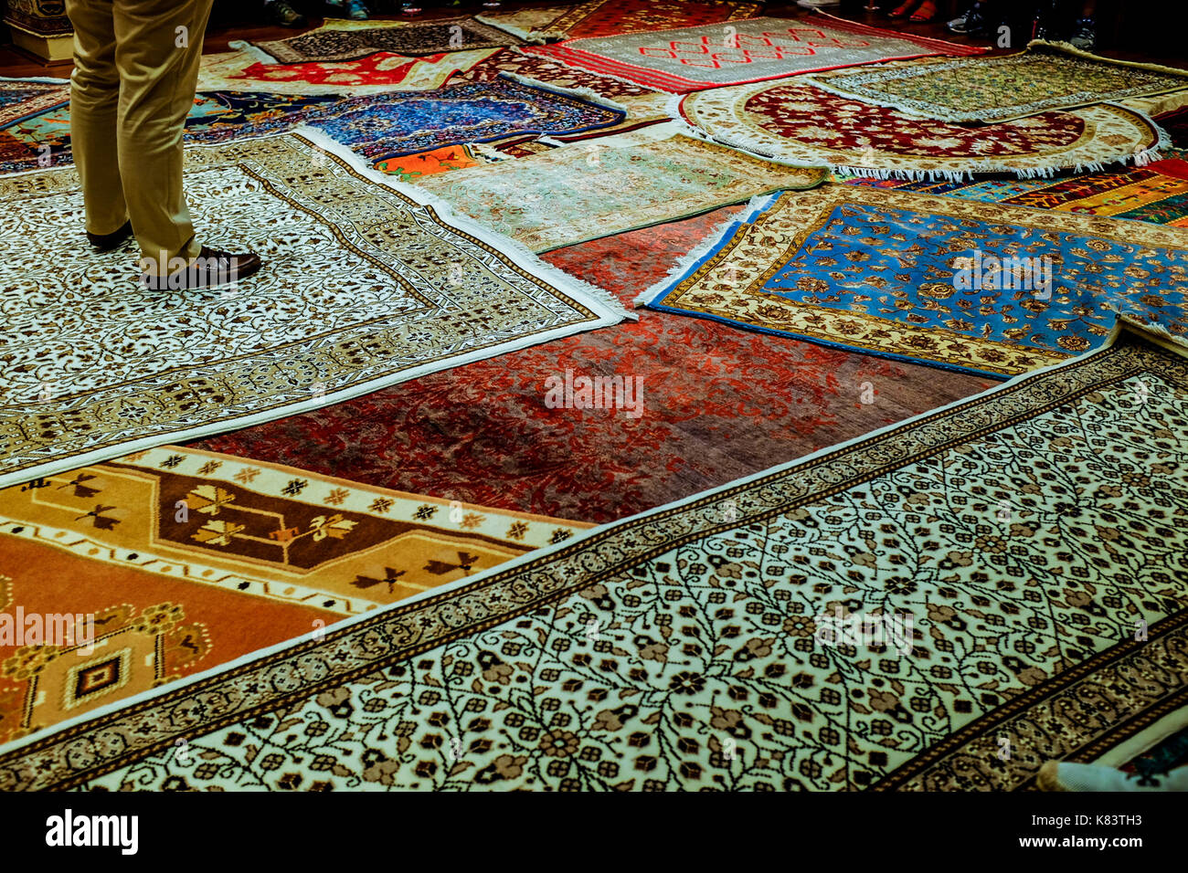 Aladdin flying carpet hires stock photography and images Alamy