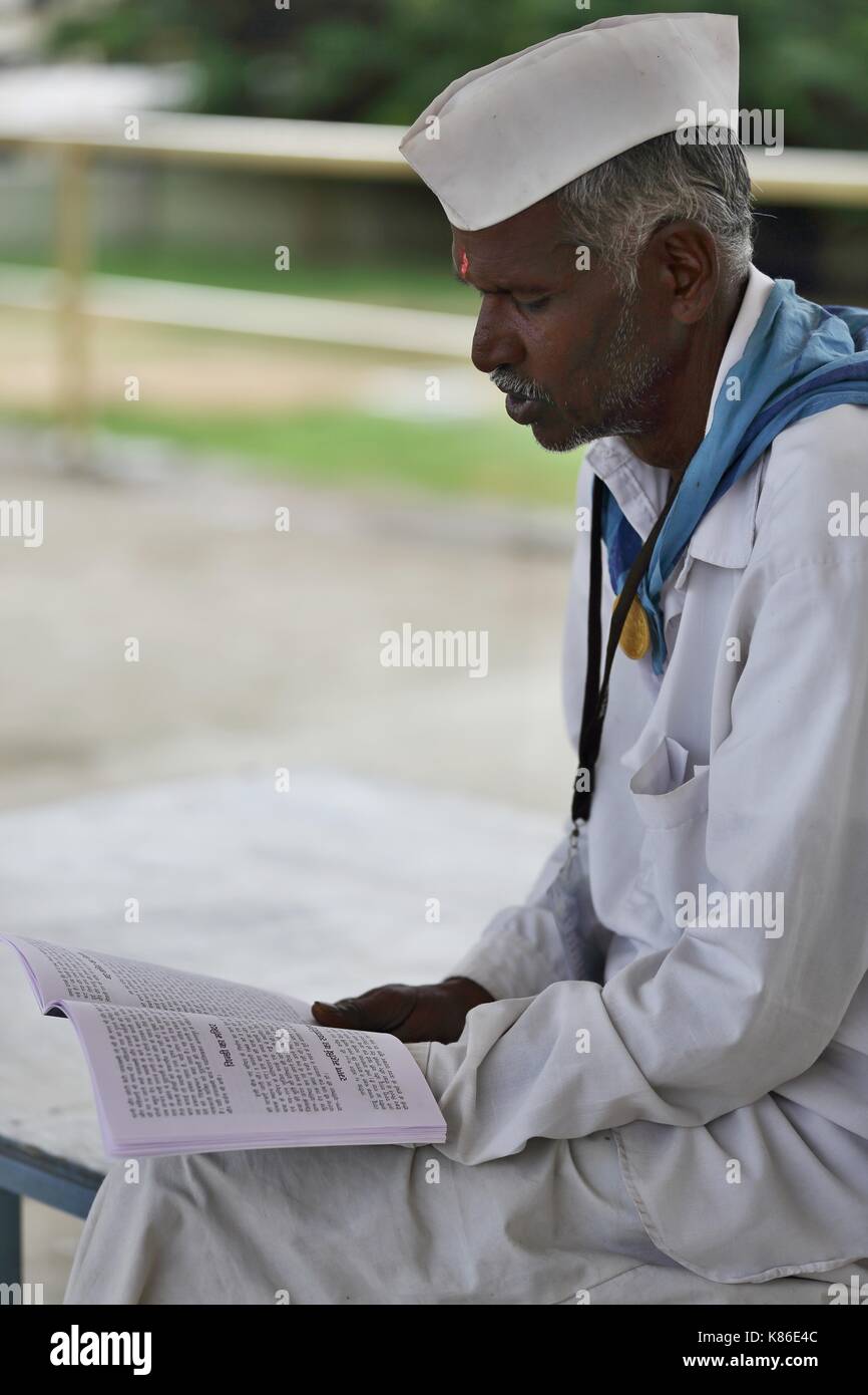 Sevadal reading a book at the Sathya Sai Baba ashram Stock Photo