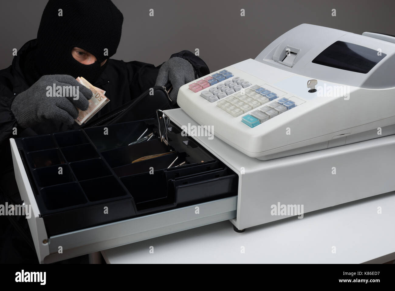 евро к рублю. украл деньги из кассы. хищение денег из кассы. хищение денег из кассы. наличные деньги.