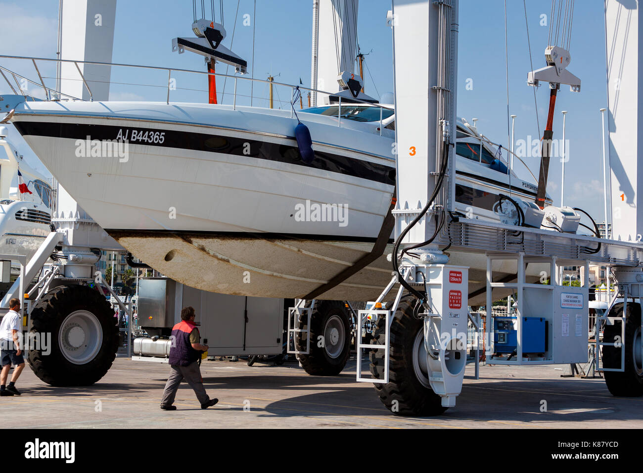 Amphibious travel lift for boats (remote controlled,all wheel steering