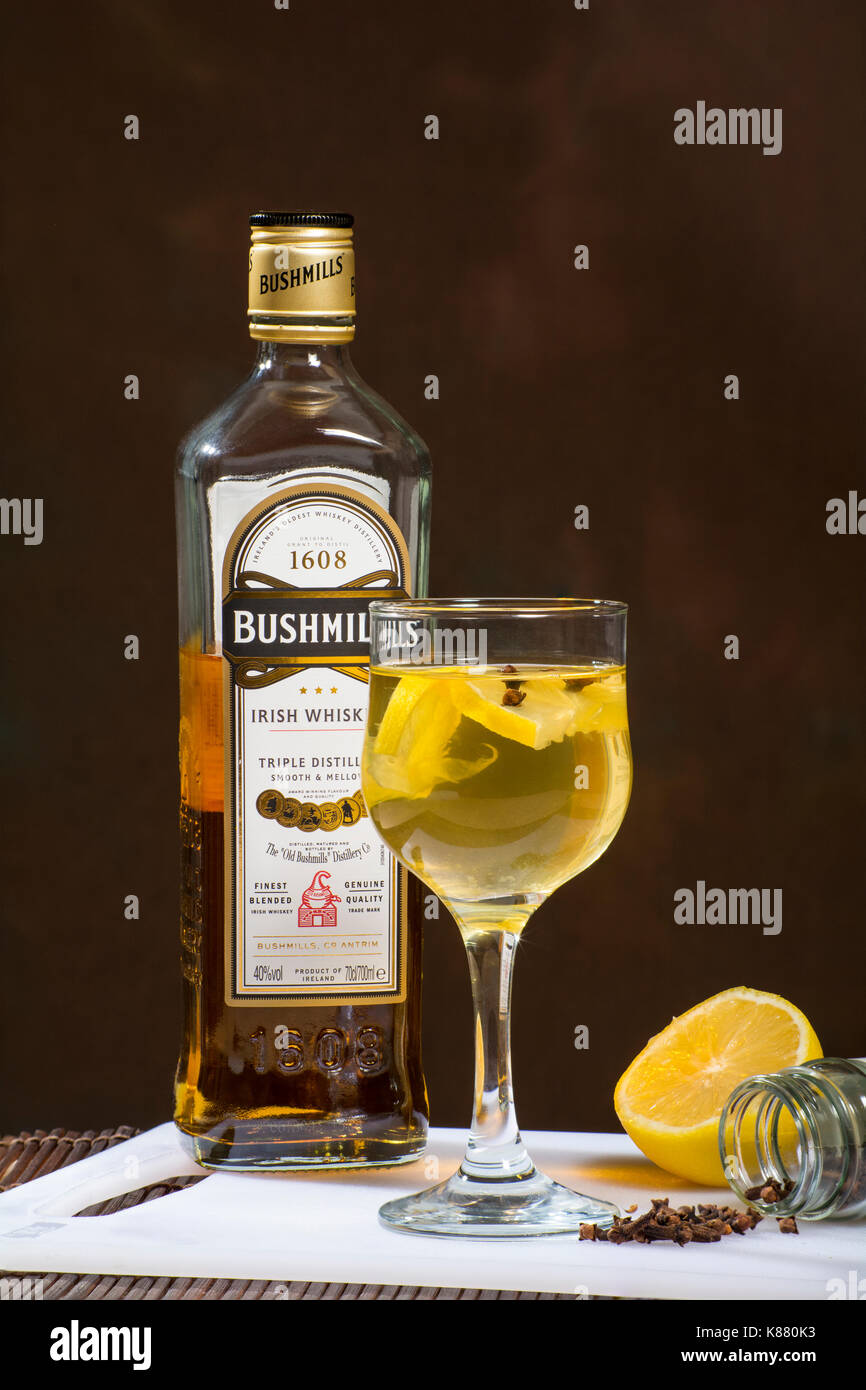 https://c8.alamy.com/comp/K880K3/hot-whiskey-with-lemon-cloves-and-sugar-a-popular-remedy-for-colds-K880K3.jpg