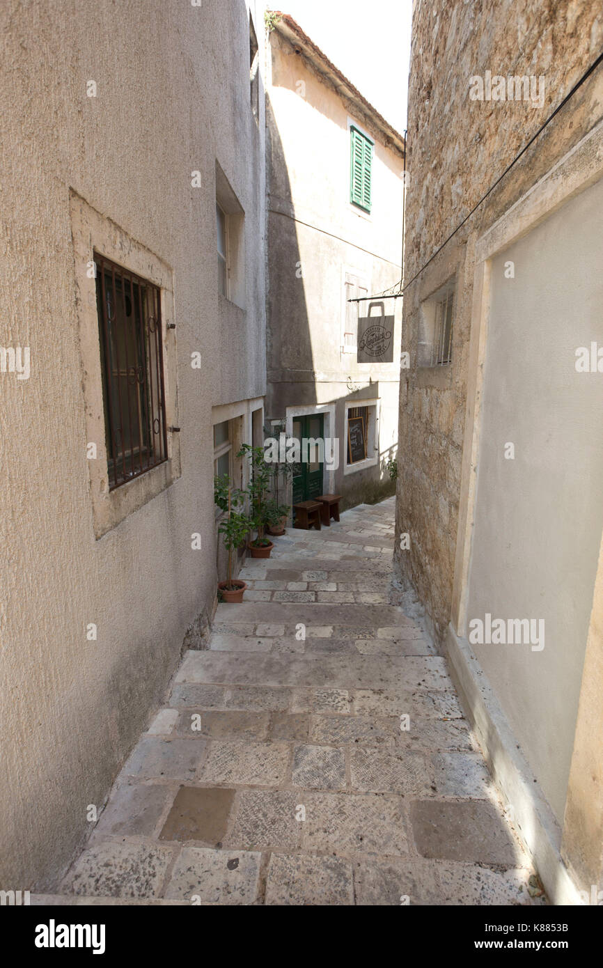 Authentic medieval street hi-res stock photography and images - Alamy