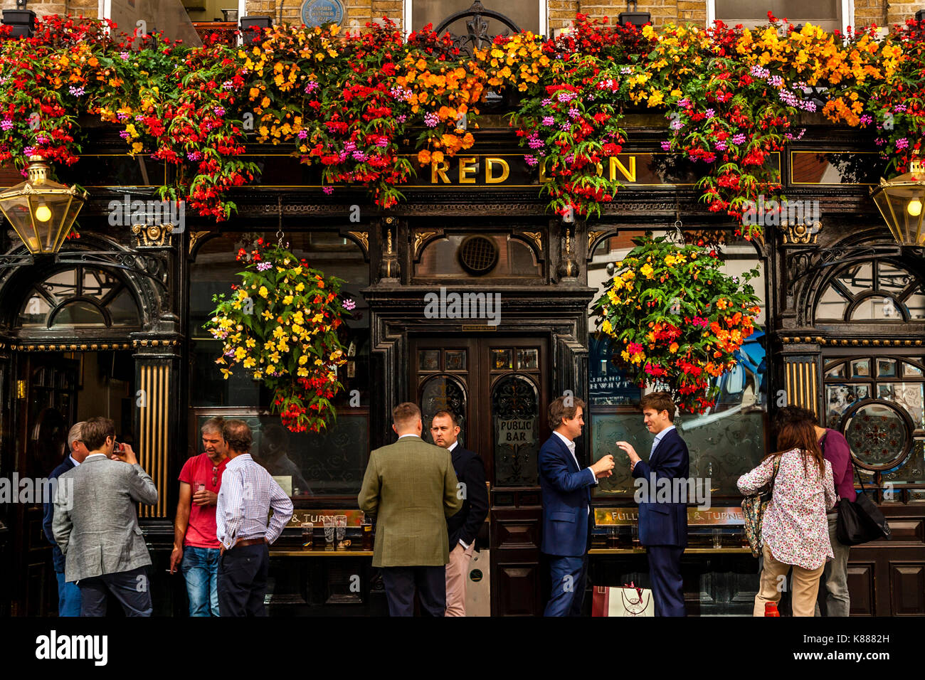 Londoners Enjoying A Lunch Time Drink Outside The Red Lion Pub Off Jermyn Street, St James's, London, UK Stock Photo