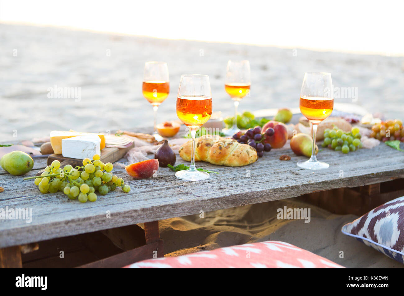 Beach picnic table with rose wine. Beach party Stock Photo - Alamy