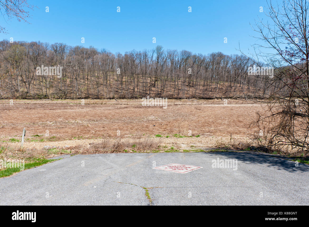 VIEW AROUND BOAT RAMP OF DRY LAKE BED AT SPEEDWELL FORGE LAKE AFTER DRAINING DUE TO DAM DAMAGE, LITITZ PENNSYLVANIA Stock Photo