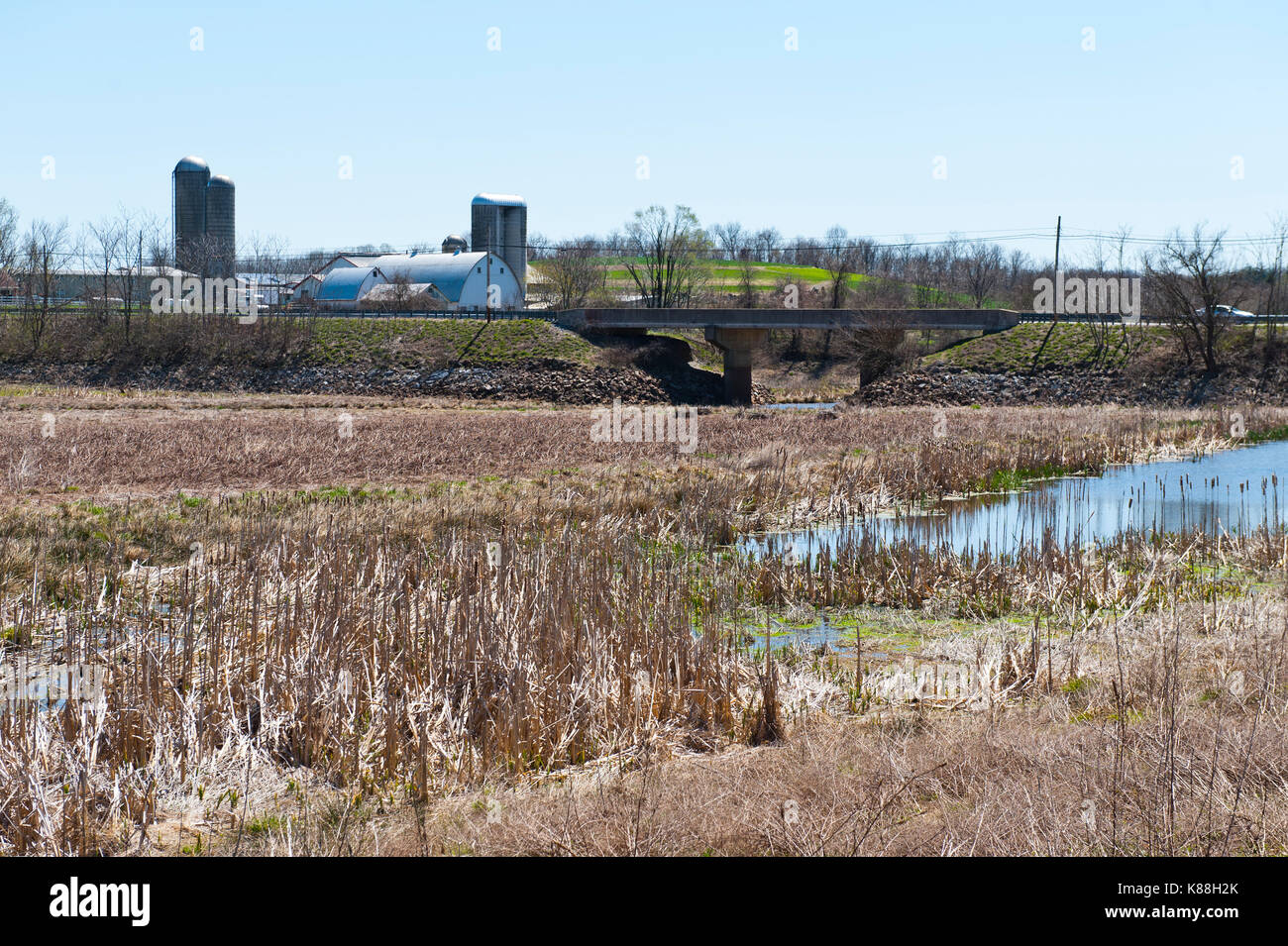 VIEW OF DRY LAKE BED AND BRIDGE AT SPEEDWELL FORGE LAKE AFTER DRAINING DUE TO DAM DAMAGE, LITITZ PENNSYLVANIA Stock Photo
