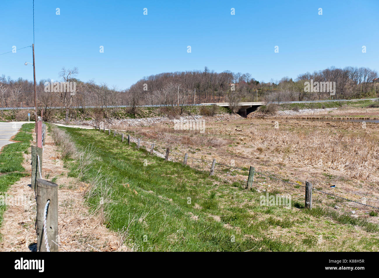 VIEW OF DRY LAKE BED AND BRIDGE AT THE LOWER END OF SPEEDWELL FORGE LAKE AFTER DRAINING DUE TO DAM DAMAGE, LITITZ PENNSYLVANIA Stock Photo