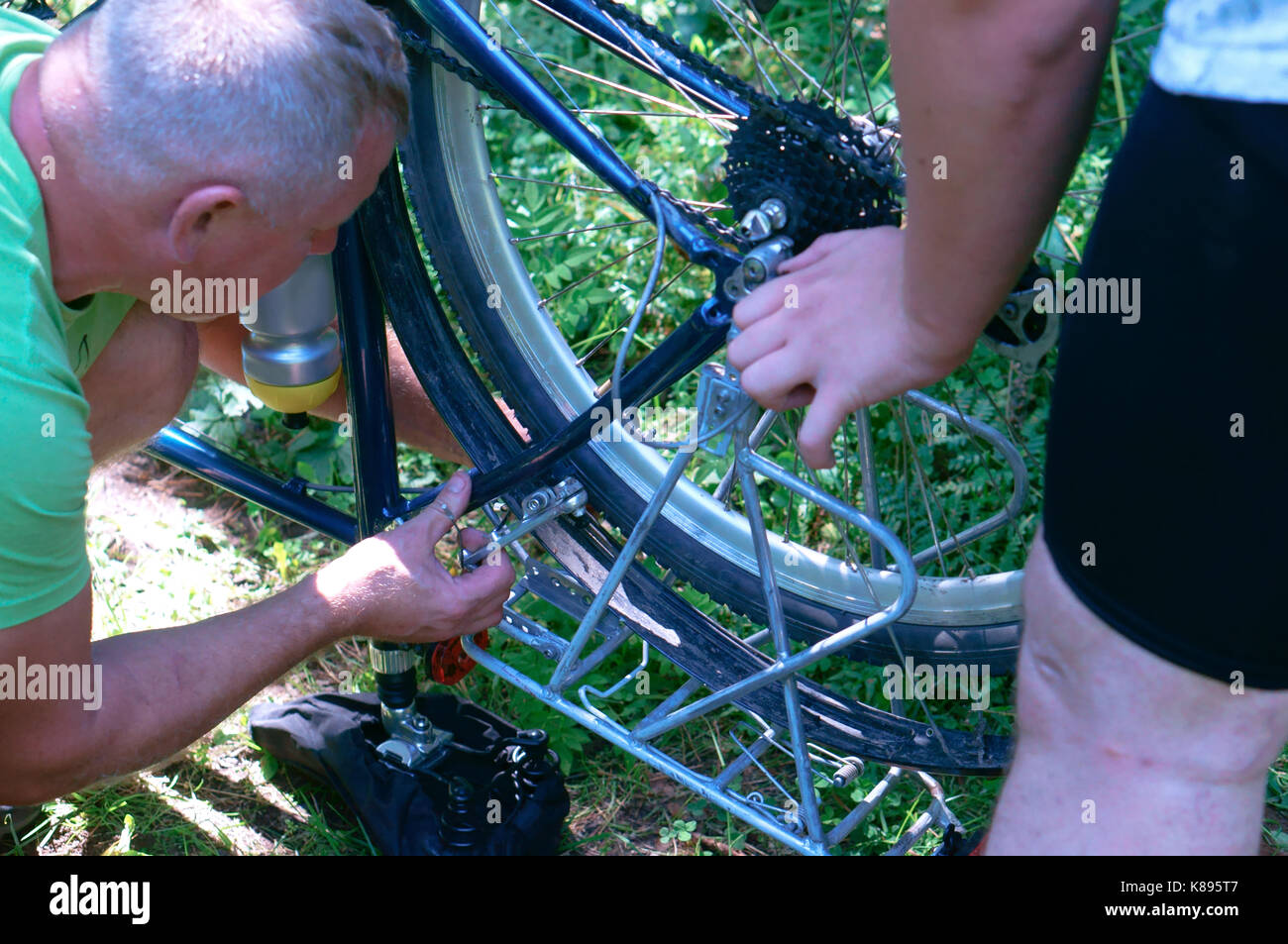 Broken bike chain hires stock photography and images Alamy