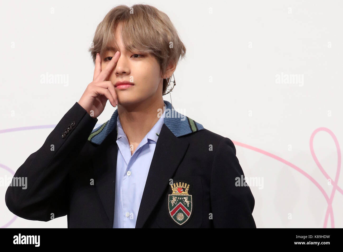 BTS V Loves To Pose Like A Little Kid Wondering Taking Support Of His Hands  on