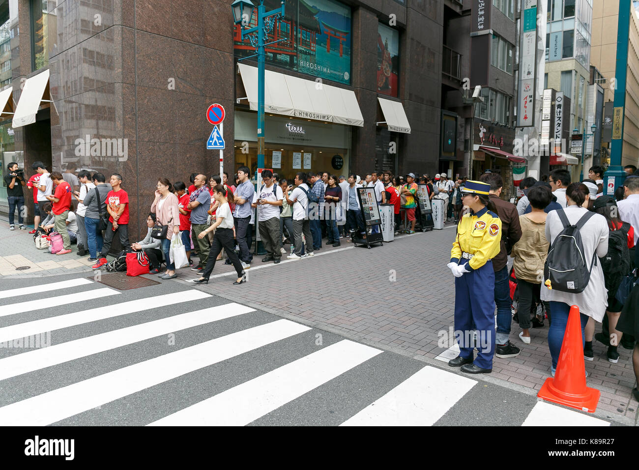 Tokyo, Japan. 19th Sep, 2017. Hiroshima Carp baseball team fans line up