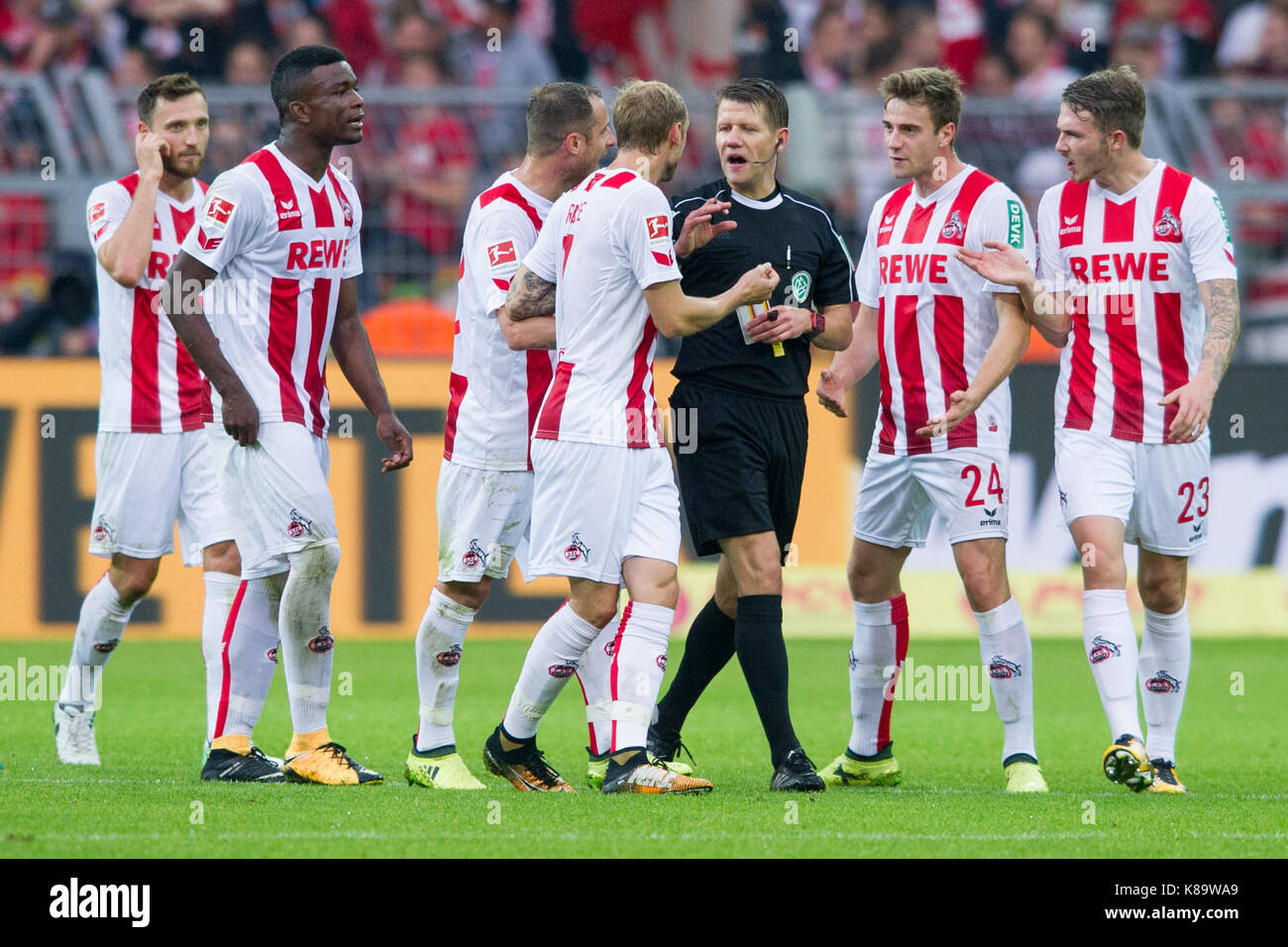 Dortmund, Deutschland. 17th Sep, 2017. Schiedsrichter Patrick ITTRICH wird nach der Video Assistenten Entscheidung zum Tor 2:0 fuer Borussia Dortmund von Koelner Spieler bedraengt, Protest, Fussball 1. Bundesliga, 4. Spieltag, Borussia Dortmund (DO)- 1.FC Cologne, am 17.09.2017 in Dortmund/ Deutschland. | Verwendung weltweit Credit: dpa/Alamy Live News Stock Photo