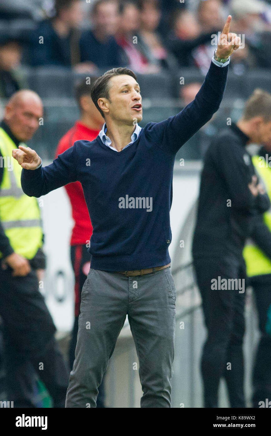 Trainer Niko Kovac F Gibt Anweisungen Anweisung Fussball 1