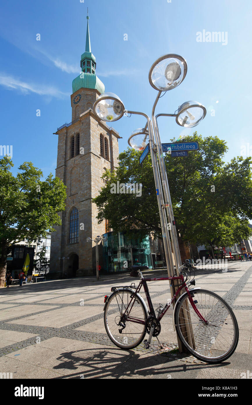 Fahrrad steht an einer Strassenlaterne, dahinter die Reinoldikirche mit  Ostenhellweg und Willy-Brandt-Platz in Dortmund, Ruhrgebiet,  Nordrhein-Westfal Stock Photo - Alamy