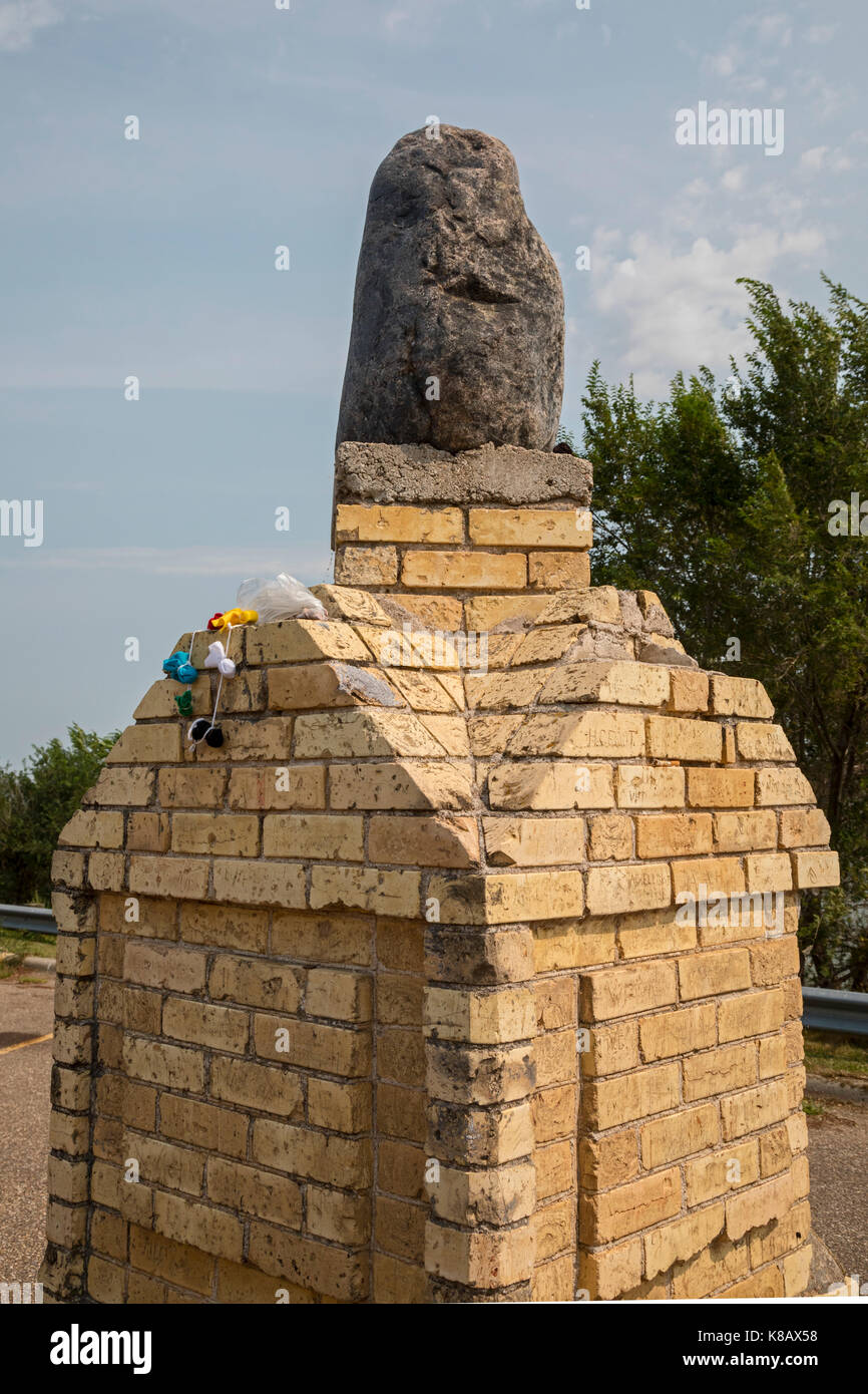 Fort Yates, North Dakota - The Standing Rock Monument on the Standing Rock Indian Reservation. Legend has it that the stone is a woman or child who tu Stock Photo