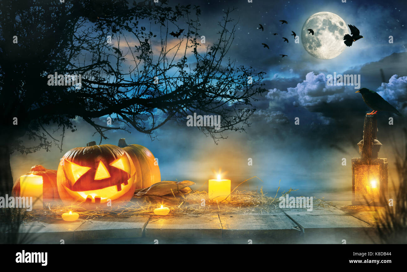 Spooky halloween pumpkins on wooden planks with dark horror background ...