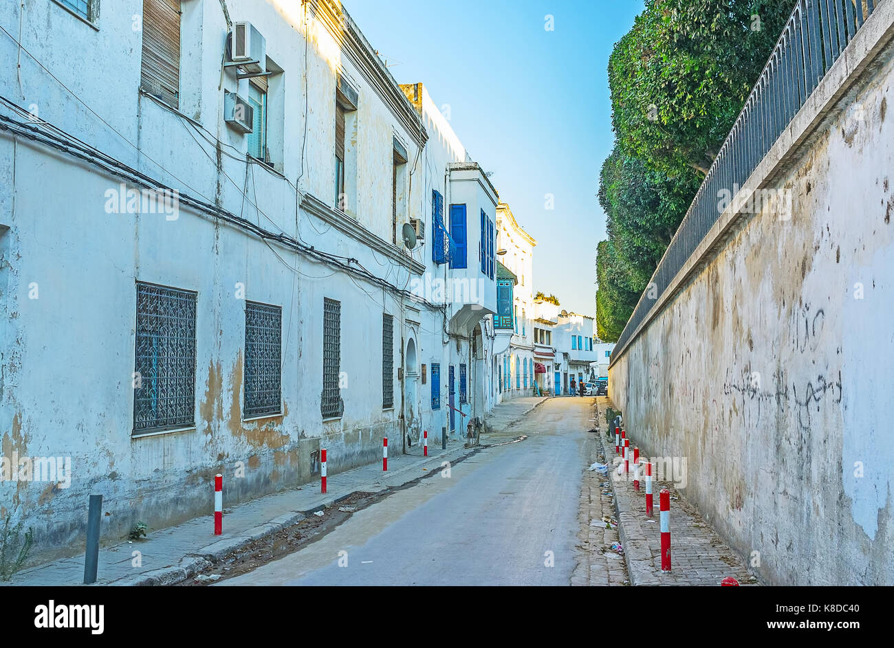 The Bab Menara boulevard is the border, separating medina and a newer
