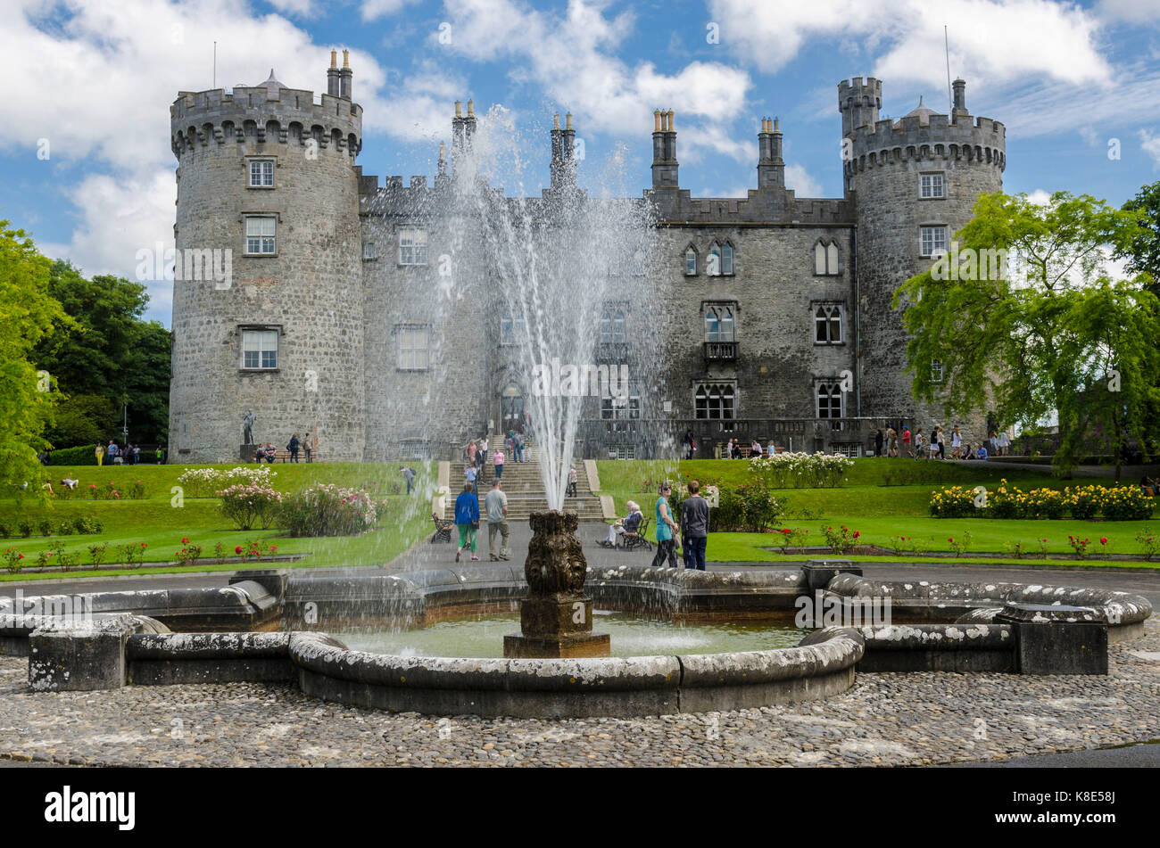 Ireland, rose garden and butler Gallery of the castle Kilkenny, Irland, Rosengarten und Butler  Gallery vom Schloss Kilkenny Stock Photo
