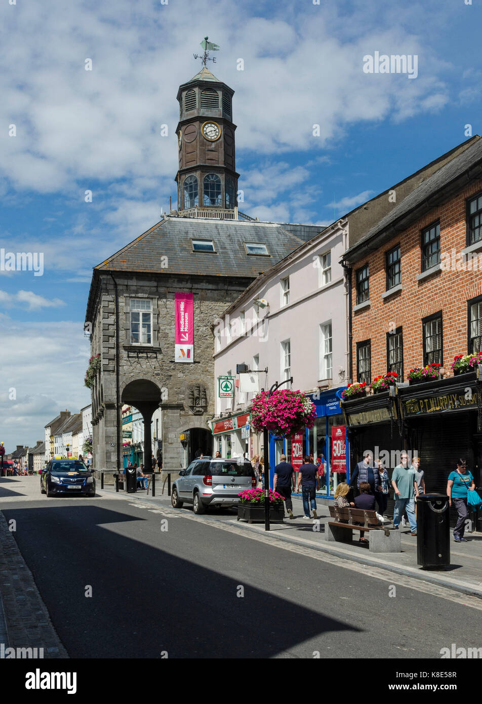Ireland, Kilkenny, High Street with city hall The Tholsel, Irland, High Street mit Rathaus The Tholsel Stock Photo