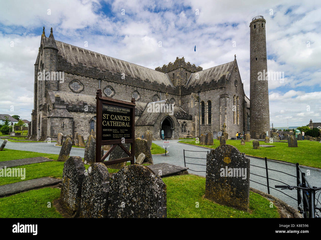 Ireland, Kilkenny, Saint Cainnech cathedral with round tower from the 6th century, Irland, St Cainnech Kathedrale mit Rundturm aus dem 6. Jahrhundert Stock Photo
