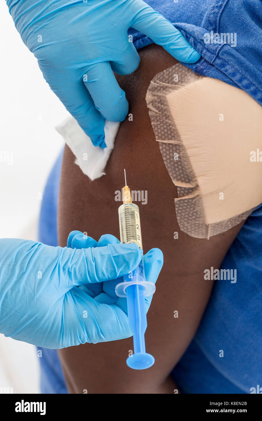 African nurse injection hi-res stock photography and images - Alamy
