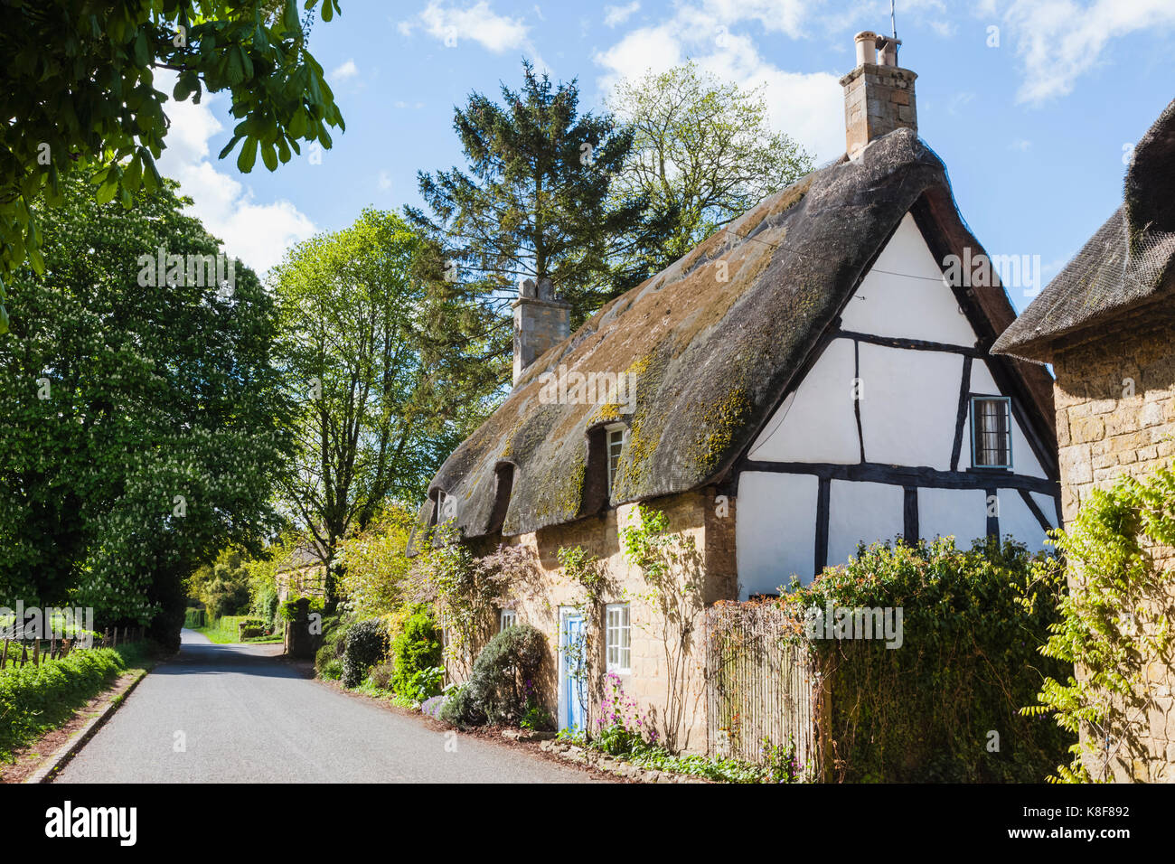 Cotswolds thatched roof houses hires stock photography and images Alamy