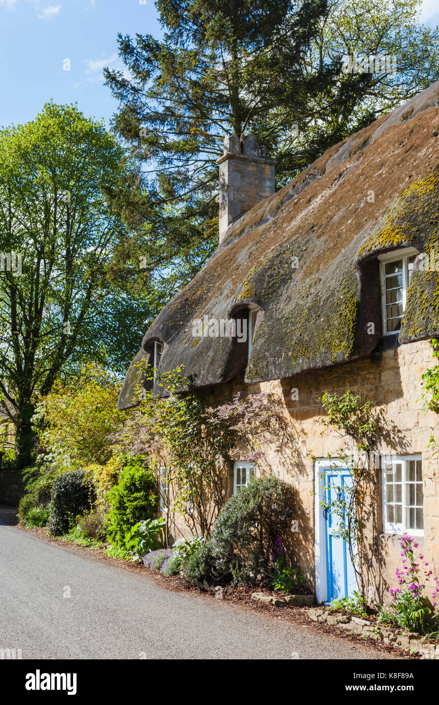 Cotswolds thatched roof houses hires stock photography and images Alamy