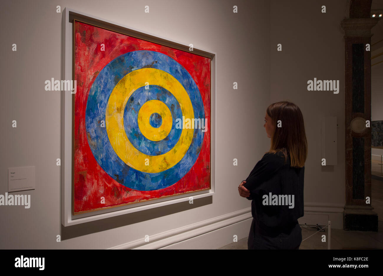 Royal Academy of Arts, London, UK. 19 September 2017. The RA presents a landmark exhibition of the Honorary Royal Academician, Jasper Johns, the first comprehensive survey of the artist's work to be held in the UK for 40 years. The exhibition runs from 23 September - 10 December 2017. Photograph: Target, 1961. The Art Institute of Chicago. Viewed by a member of gallery staff. Credit: Malcolm Park/Alamy Live News. Stock Photo