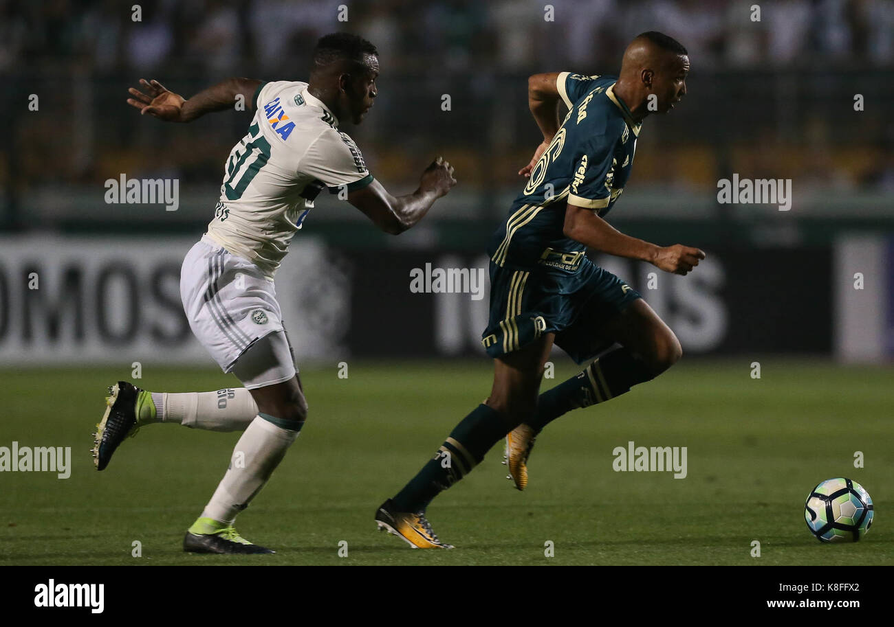 SÃO PAULO, SP - 18.09.2017: PALMEIRAS X CORITIBA - Deyverson, from SE Palmeiras, plays the ball with Cleber Reis of Coritba FC, during a match valid for the twenty-fourth round of the Brazilian Championship, Serie A, at the Pacaembu Stadium. (Photo: Cesar Greco/Fotoarena) Stock Photo