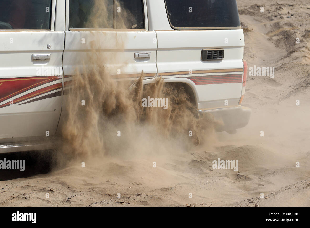 4x4 stuck in sand, ethiopia, african desert Stock Photo Alamy