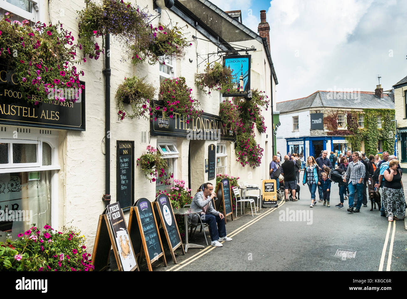 Historic pub - the historic London Inn public house in Padstow on the North Cornwall coast. Stock Photo