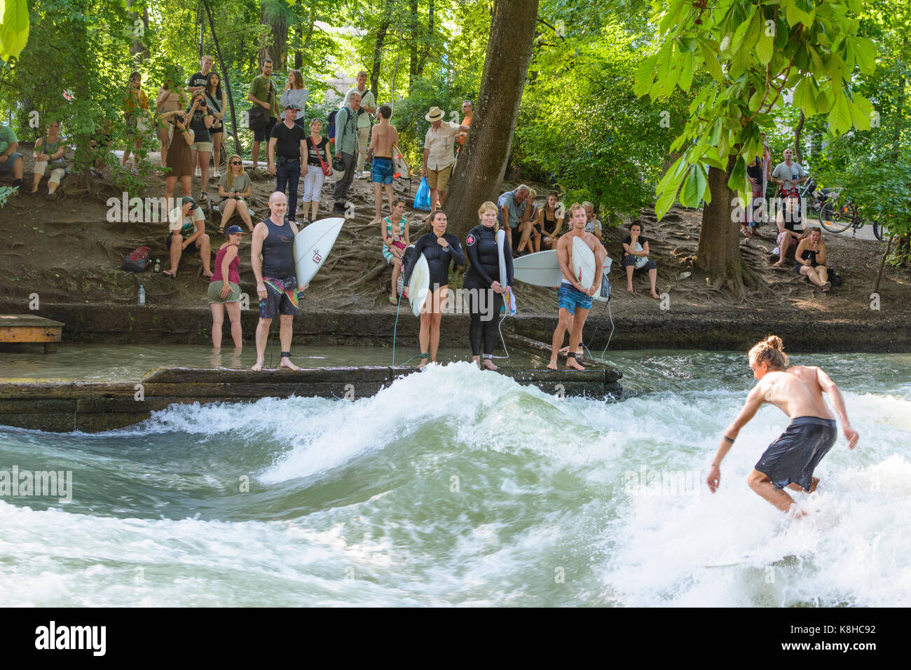 surfer at stream Eisbach, wave, Englischer Garten (English Garden